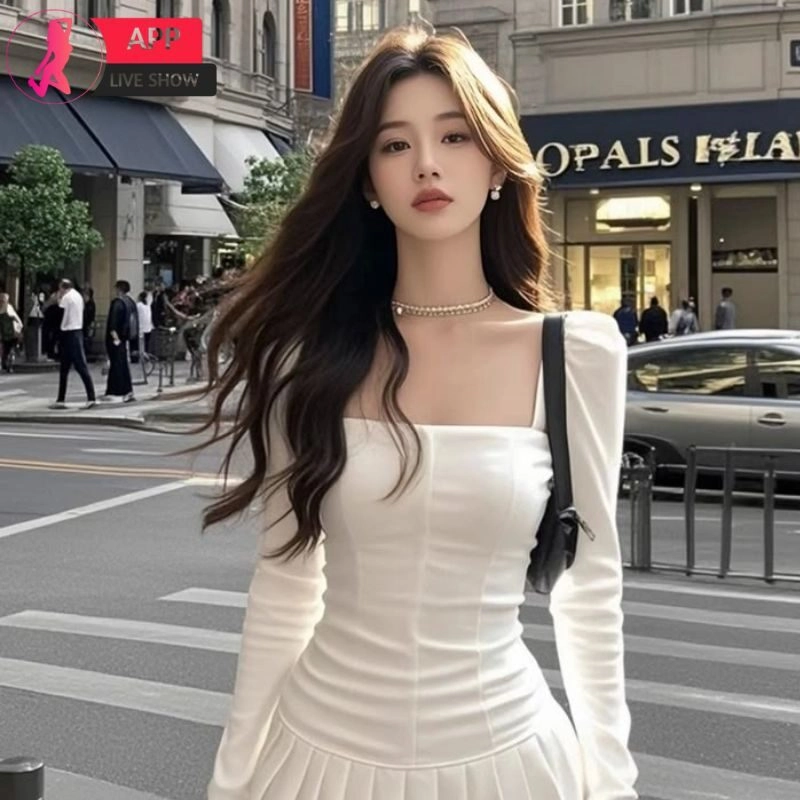 Sự quyến rũ ngọt ngào của cô gái trong chiếc váy ngắn